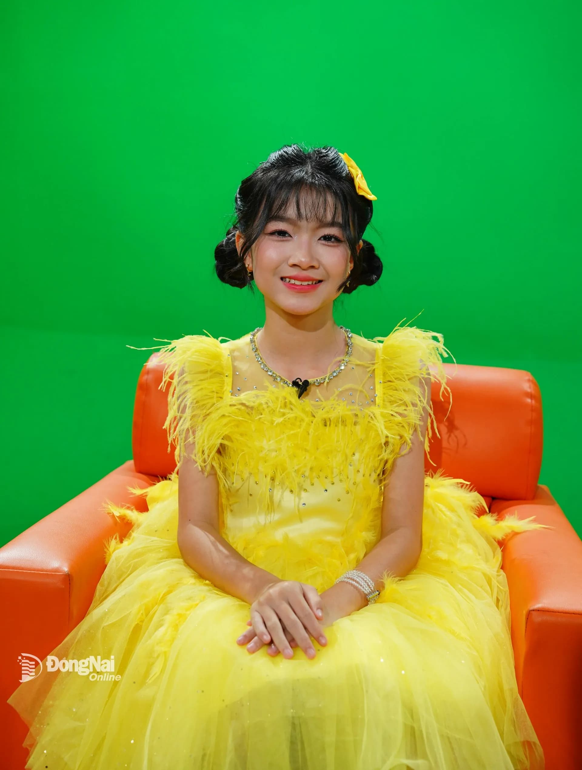 Bé Thiên Kim chuẩn bị cá chép để phóng sinh, một phong tục truyền thống trong ngày tiễn ông Táo về trời của người Việt.