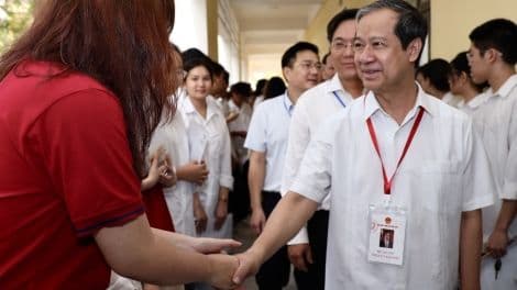 Bộ trưởng Bộ GD-ĐT Nguyễn Kim Sơn động viên các thí sinh dự thi tốt nghiệp tại tỉnh Vĩnh Phúc