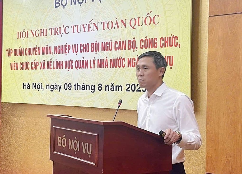 Bộ trưởng Bộ Nội vụ phát biểu tại hội nghị về cải cách đội ngũ công chức cấp xã.