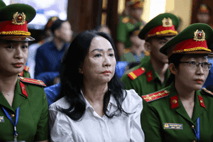 Bà Trương Mỹ Lan tại tòa án trong vụ án Vạn Thịnh Phát, thể hiện gánh nặng pháp lý và khối tài sản khổng lồ