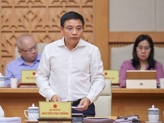 Bộ trưởng Tài chính Nguyễn Văn Thắng phát biểu tại phiên họp, thẳng thắn nhìn nhận những thách thức kinh tế.