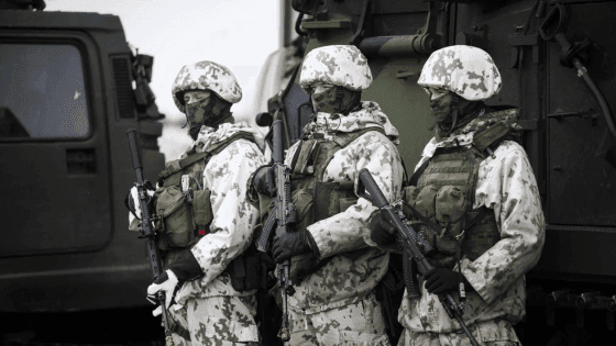 Ba binh sĩ trong trang phục quân sự, tượng trưng cho các xung đột địa chính trị ảnh hưởng đến thị trường dầu thô toàn cầu.