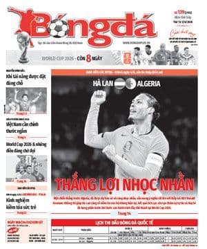 Bìa báo Bóng đá với hình ảnh cầu thủ ăn mừng chiến thắng, thể hiện niềm đam mê và sự kiện bóng đá toàn cầu.