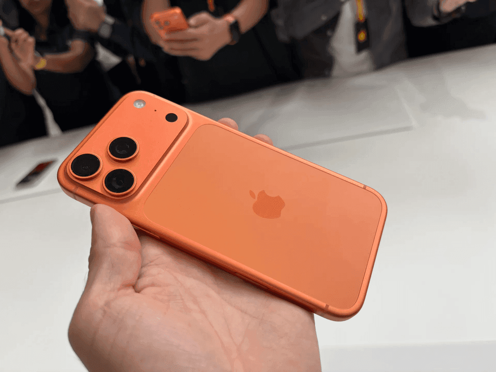 Ba chiếc iPhone 17 Pro Max với các màu sắc khác nhau, thể hiện sự đa dạng và giá trị cao cấp của sản phẩm.