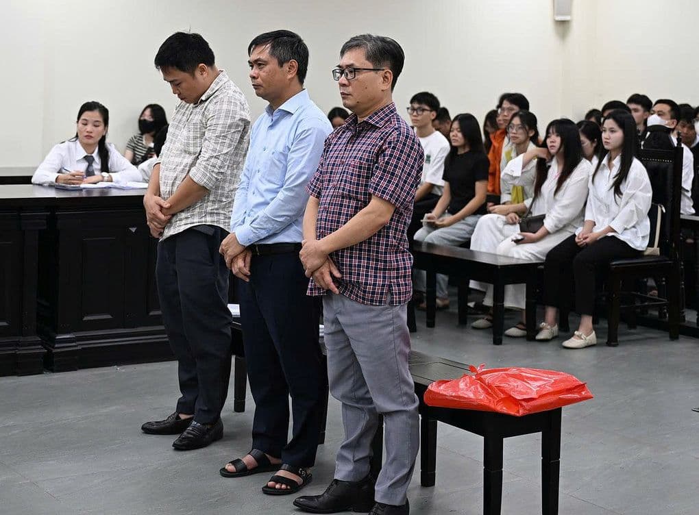 Ba cựu cán bộ trường Cao đẳng Du lịch Hà Nội, bao gồm cựu hiệu trưởng Phạm Văn Long, đứng trước vành móng ngựa tại phiên tòa xét xử vụ án ăn chặn tiền hỗ trợ sinh viên.