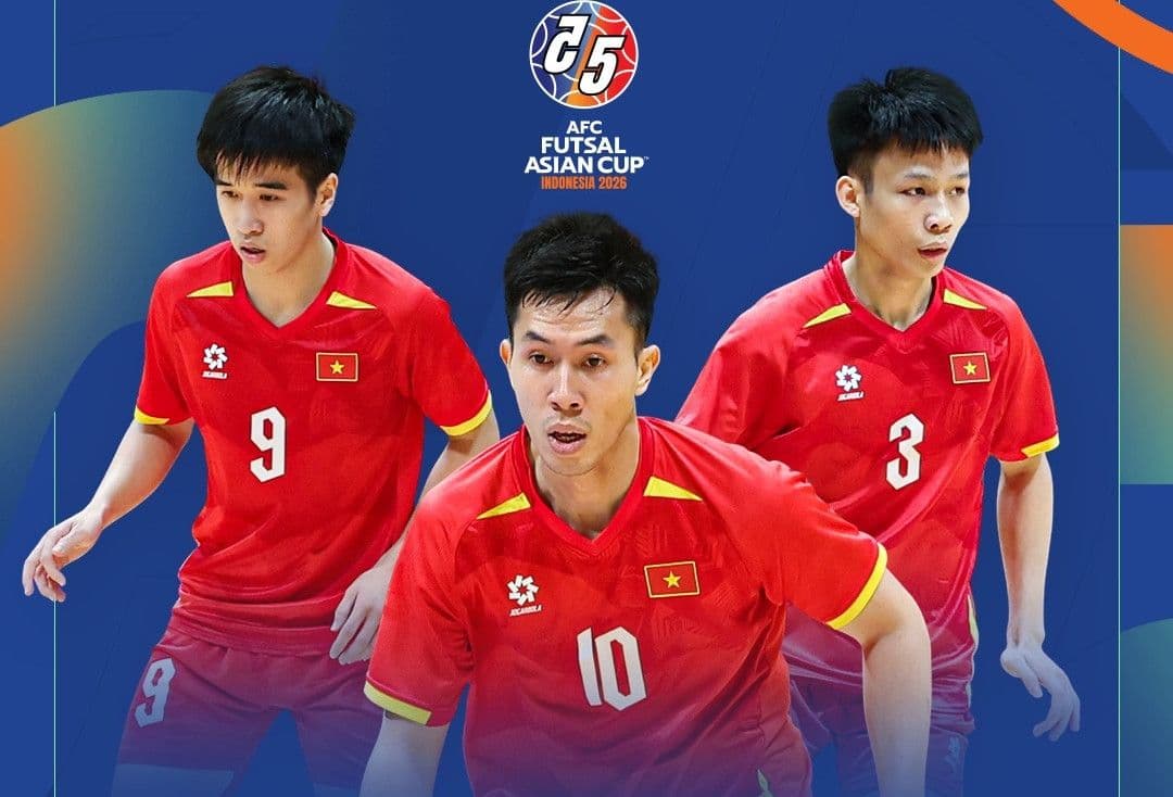 Ba cầu thủ futsal Việt Nam trong trang phục thi đấu màu đỏ, sẵn sàng đối mặt với áp lực trận đấu.