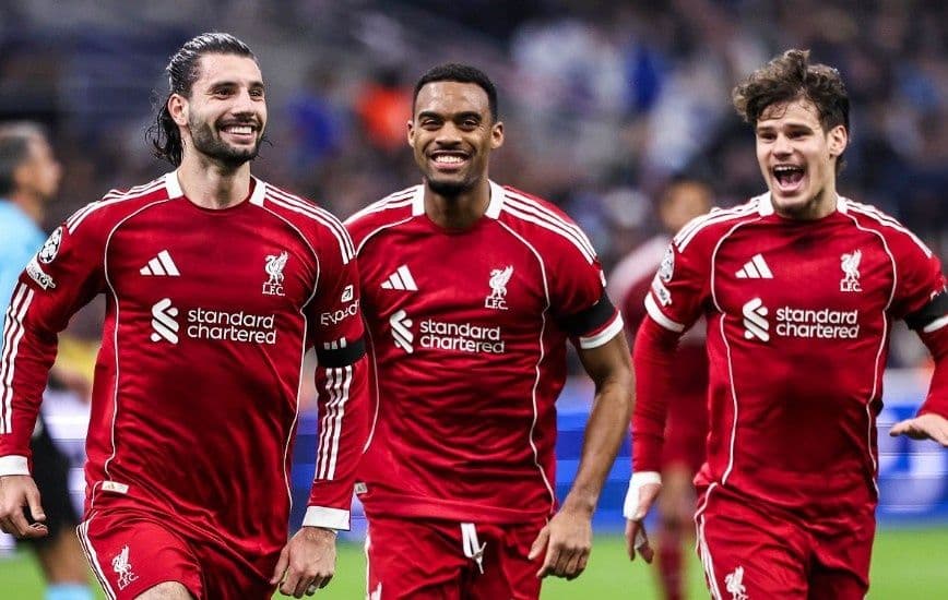 Ba cầu thủ Liverpool ăn mừng chiến thắng trước Marseille