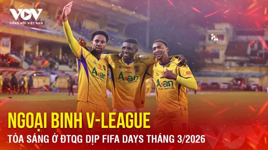 Ba cầu thủ ngoại V-League ăn mừng trên sân, tượng trưng cho các giải bóng đá đỉnh cao và sự kiện thể thao được VTV5 phát sóng.