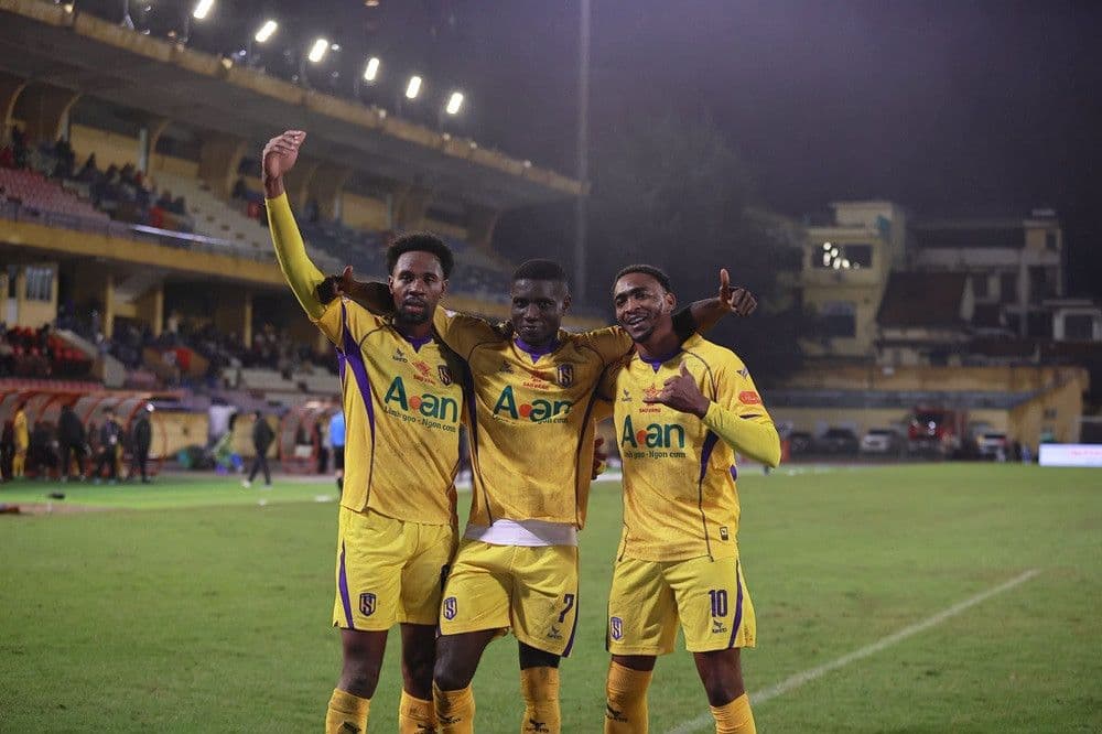 Ba cầu thủ SLNA ăn mừng chiến thắng lịch sử trên sân Hàng Đẫy