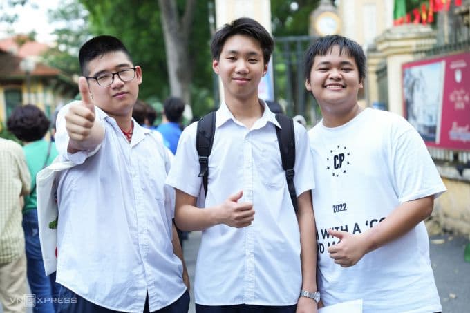 Ba học sinh trung học ở Hà Nội tươi cười và giơ ngón cái, thể hiện sự tự tin và lạc quan về kỳ thi tiếng Anh vào lớp 10.