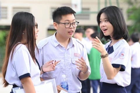 Ba học sinh trung học thảo luận về điểm thi và kỳ tuyển sinh đại học đầy biến động.