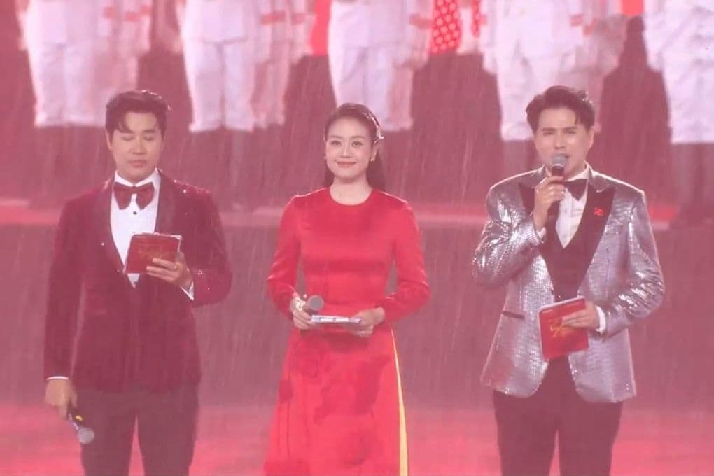 Ba MC Nguyên Khang, Phí Linh, Vũ Mạnh Cường đội mưa dẫn chương trình "Tổ quốc trong tim", thể hiện bản lĩnh ứng biến