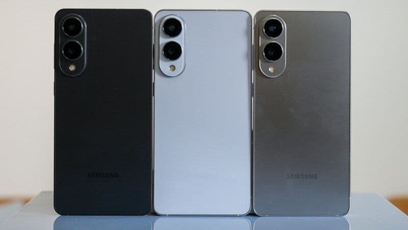 Ba mẫu điện thoại Samsung Galaxy S25 Edge, đại diện cho các đối thủ cạnh tranh trong thị trường smartphone biến động