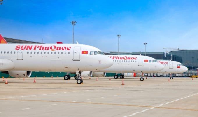 Ba máy bay của Sun Phu Quoc Airways đậu trên sân đỗ tại sân bay, sẵn sàng cho các chuyến bay.