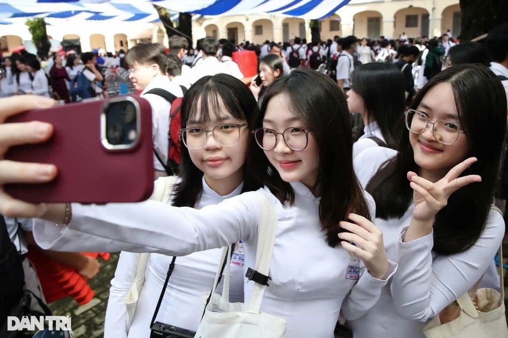 Ba nữ sinh miền Bắc chụp ảnh selfie dưới trời nắng, thể hiện nhịp sống thường nhật dưới ảnh hưởng của khí hậu.