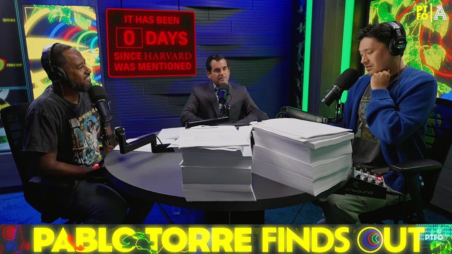 Ba người đàn ông đang thảo luận trước một chồng tài liệu lớn trong một chương trình điều tra, tượng trưng cho việc làm sáng tỏ các hợp đồng bí ẩn.