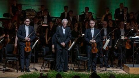Ba nhạc trưởng, bao gồm Paul Daniel và Sebastian Zinca, cúi chào khán giả trên sân khấu cùng dàn nhạc giao hưởng Real Filharmonía de Galicia.