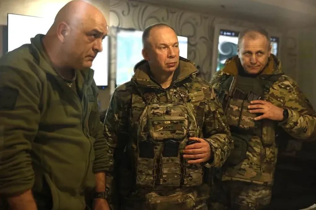 Ba sĩ quan quân đội Ukraine trong quân phục, thể hiện ý chí kiên cường và tinh thần đoàn kết dân tộc trong cuộc chiến.