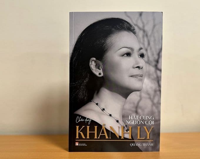 Bìa sách "Chân dung Khánh Ly - Hát cùng nguồn cội", một dự án quan trọng của danh ca.