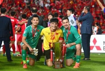 Ba thủ môn đội tuyển Việt Nam ăn mừng cùng chiếc cúp, thể hiện vị thế và tham vọng của bóng đá Việt Nam.