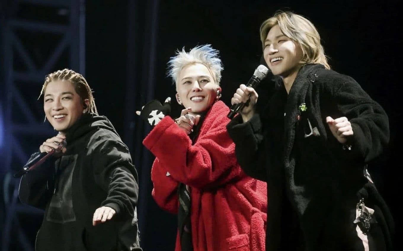 Ba thành viên BIGBANG G-Dragon, Taeyang và Daesung biểu diễn trên sân khấu, gợi lại những ký ức âm nhạc tập thể.