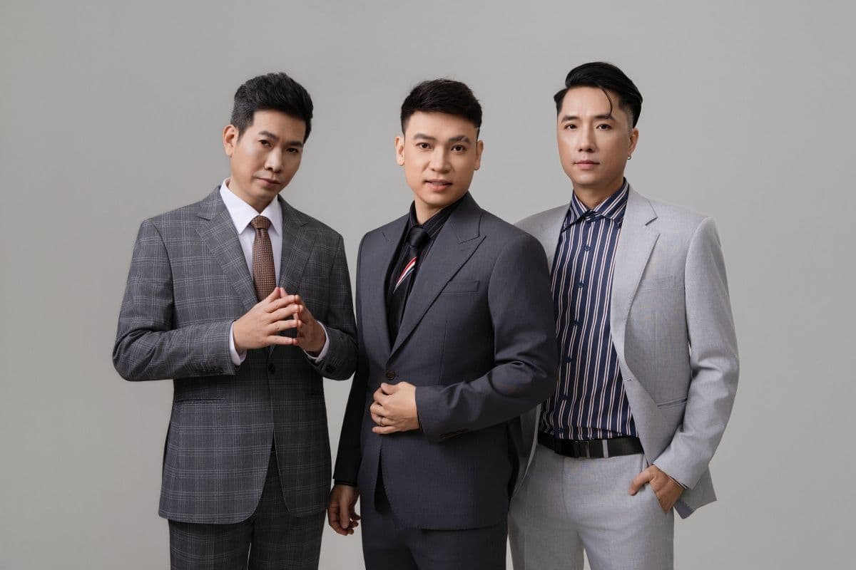 Ba thành viên nhóm nhạc Tre Papa trong trang phục hiện đại, thể hiện sự giao thoa giữa truyền thống và đương đại trong âm nhạc của họ.