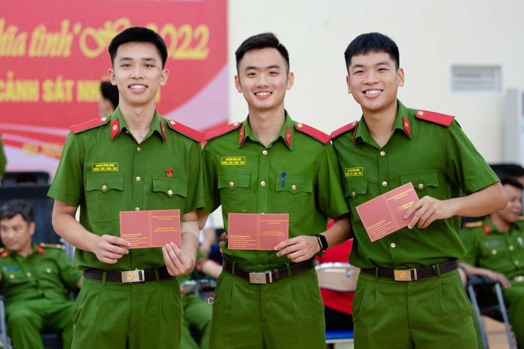 Ba tân sinh viên Học viện An ninh nhân dân tự hào với quân phục và giấy báo trúng tuyển.