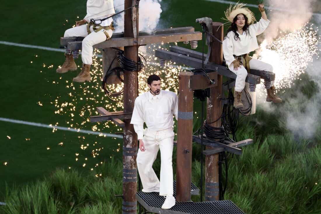 Bad Bunny biểu diễn trên các cột điện mô phỏng trong bài hát "El Apagón", phản ánh thực trạng lưới điện của Puerto Rico.