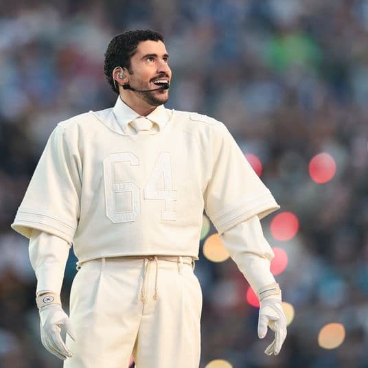 Bad Bunny biểu diễn trên sân khấu Super Bowl LX Halftime Show