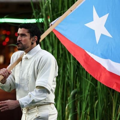 Bad Bunny giương cao lá cờ độc lập Puerto Rico màu xanh nhạt tại Super Bowl Halftime Show.