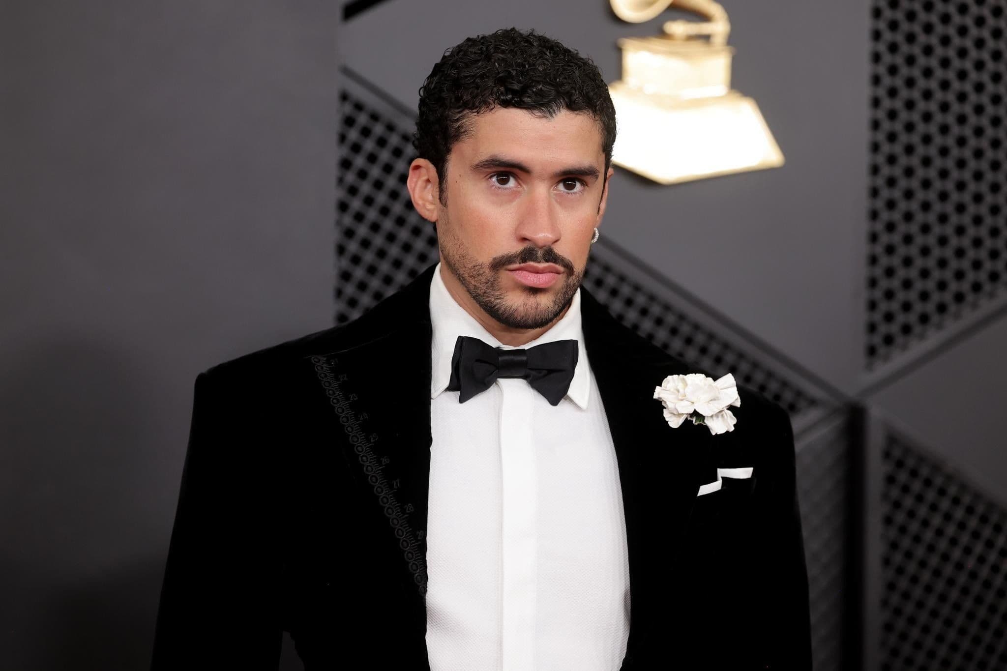 Bad Bunny trên thảm đỏ Grammy 2026, đại diện cho làn sóng âm nhạc toàn cầu.