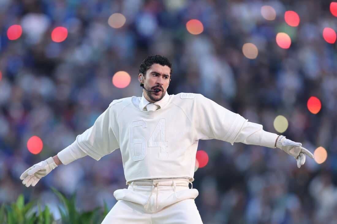 Bad Bunny trình diễn đầy năng lượng trên sân khấu Super Bowl LX, mang văn hóa Puerto Rico đến khán giả toàn cầu.