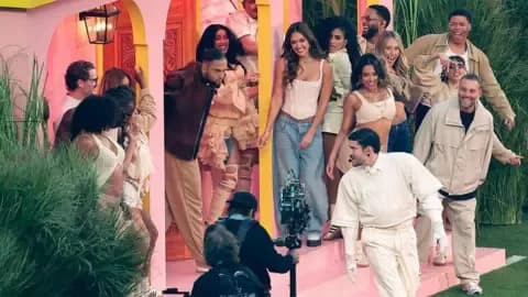 Bad Bunny và các ngôi sao như Pedro Pascal, Jessica Alba, Cardi B nhảy múa trên sân khấu "casita" màu hồng, biểu tượng của văn hóa Puerto Rico tại Super Bowl.