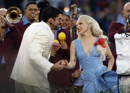 Bad Bunny và Lady Gaga biểu diễn cùng nhau trên sân khấu Super Bowl, tượng trưng cho sự hợp tác quốc tế và tầm ảnh hưởng toàn cầu của anh.