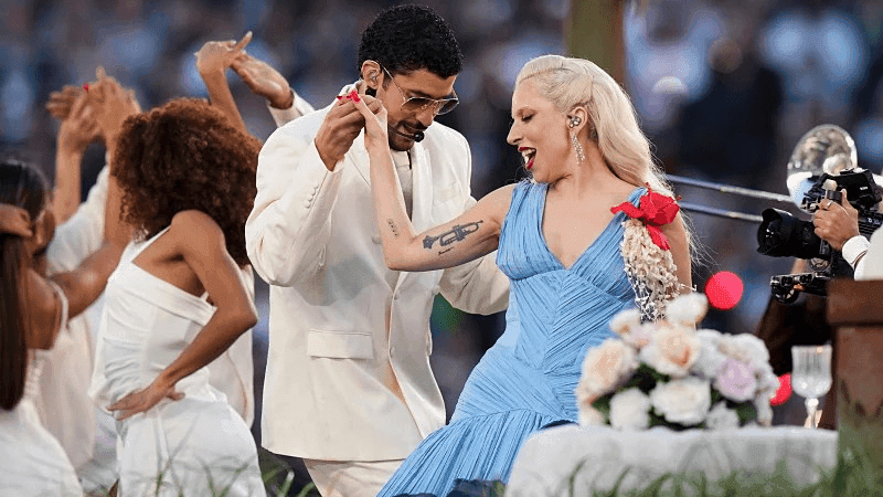 Bad Bunny và Lady Gaga biểu diễn salsa sôi động tại Super Bowl 2026