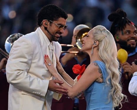 Bad Bunny và Lady Gaga biểu diễn tại Super Bowl Halftime Show, thể hiện sức hút văn hóa.
