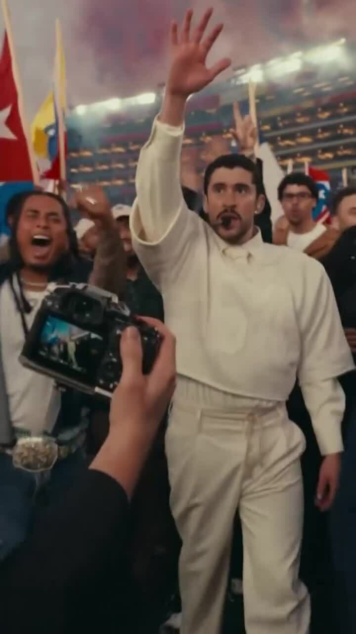 Bad Bunny vẫy tay chào khán giả tại Super Bowl LX, nơi thể thao giao thoa bản sắc văn hóa