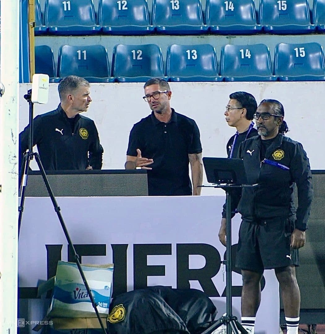 Ban huấn luyện đội tuyển Malaysia trên sân, trong bối cảnh các vấn đề về minh bạch và quy tắc trong bóng đá