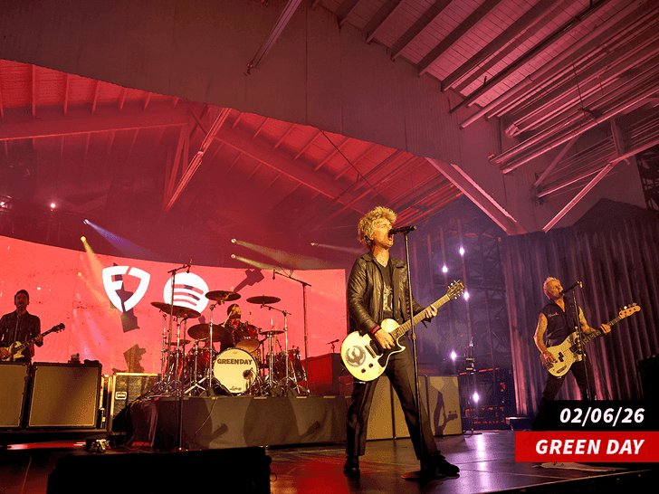 Ban nhạc Green Day biểu diễn trên sân khấu, thể hiện tinh thần phản kháng qua âm nhạc