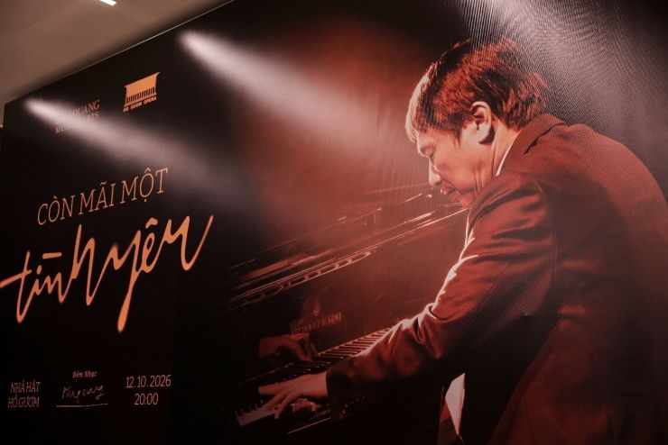 Banner đêm nhạc 'Còn mãi một tình yêu' với hình ảnh nhạc sĩ Phú Quang chơi piano, tôn vinh di sản âm nhạc của ông