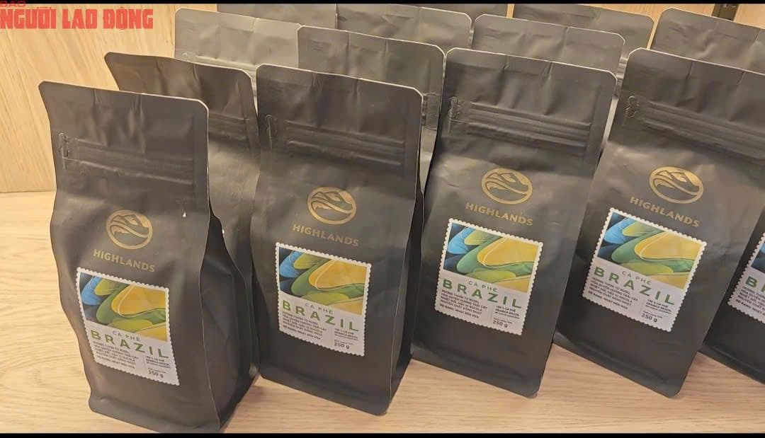 Bao bì cà phê Brazil, tượng trưng cho hợp tác quốc tế và chính sách thương mại.