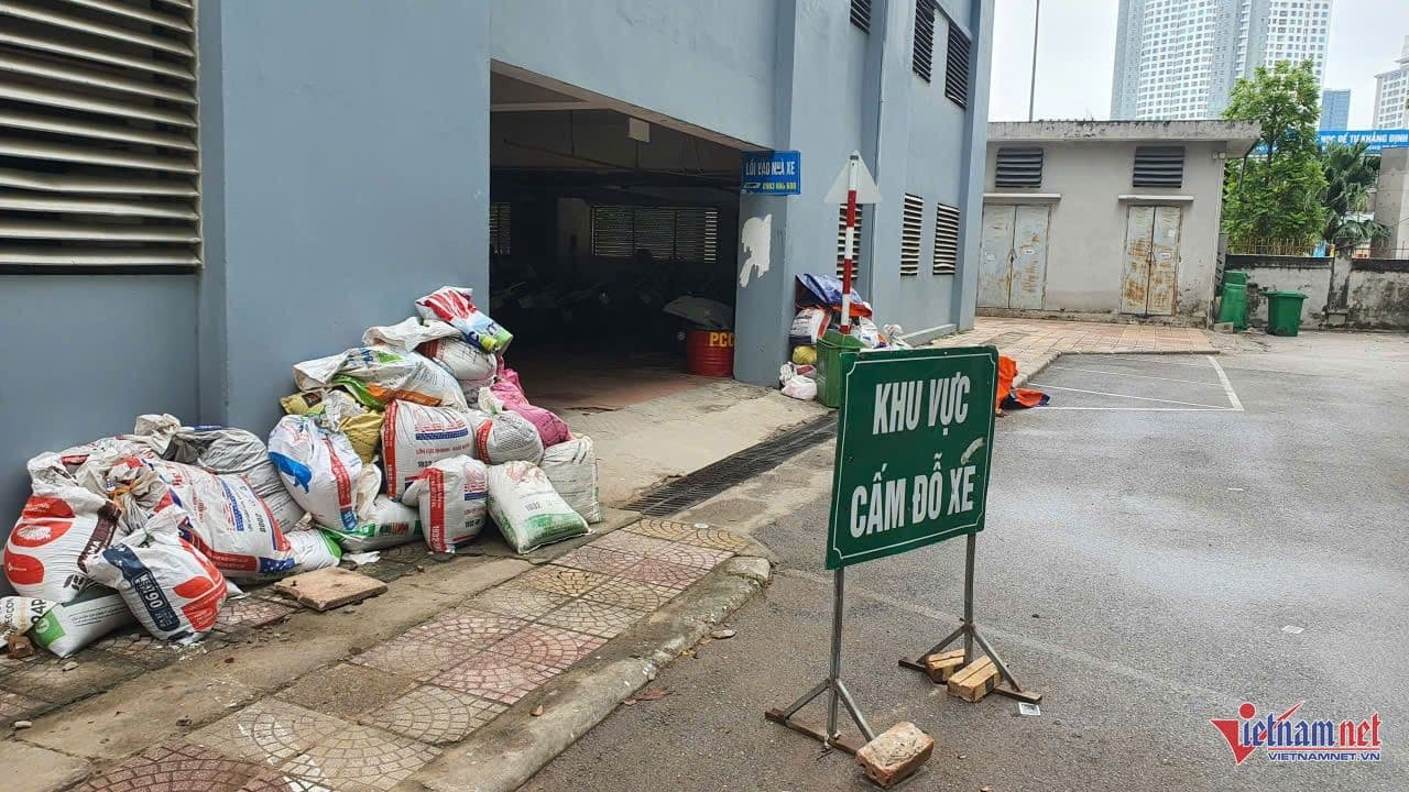 Bao cát được xếp dọc cửa ra vào tòa nhà để chống ngập úng tại khu đô thị Hà Nội.
