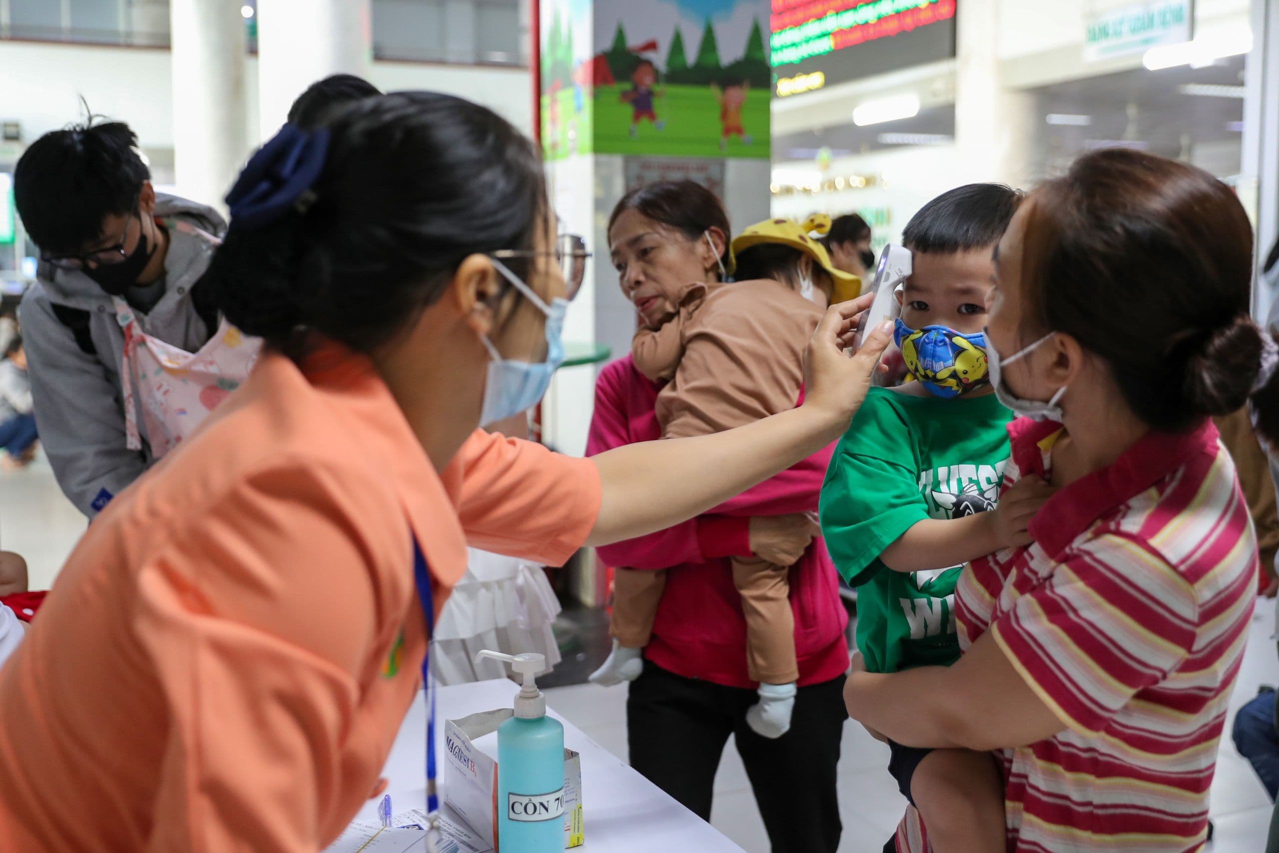 Bác sĩ khám cho một trẻ nhỏ tại bệnh viện, minh họa nhóm đối tượng dễ bị tổn thương nhất bởi bệnh hô hấp.