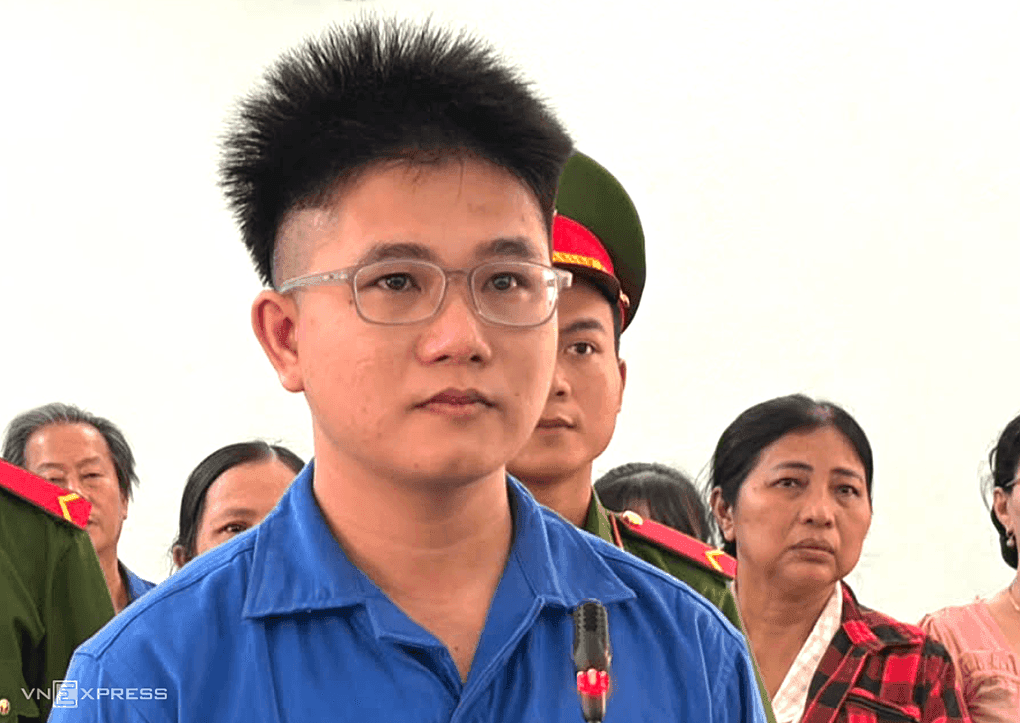 Bác sĩ Nguyễn Duy Nhật tại phiên tòa xét xử tội trộm cắp sau khi thua lỗ tiền ảo.