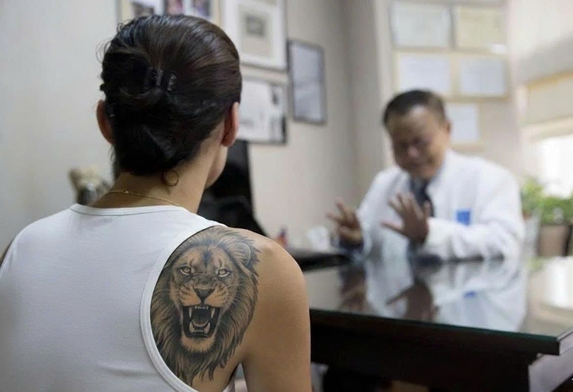 Bác sĩ tư vấn cho bệnh nhân, thể hiện sự tận tâm và y đức trong chăm sóc sức khỏe.