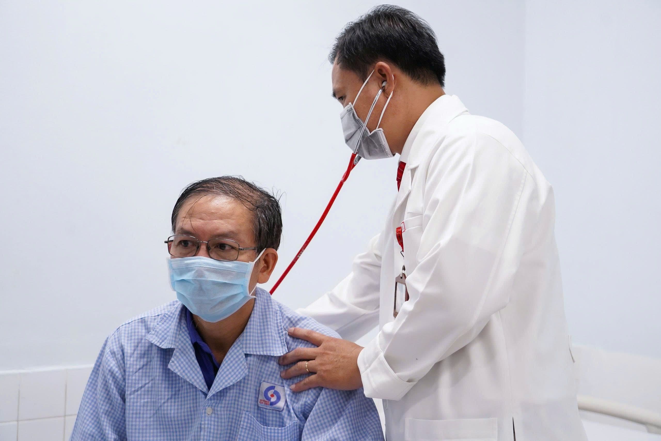 Bác sĩ thăm khám cho bệnh nhân người lớn bằng ống nghe, nhấn mạnh tầm quan trọng của việc tìm kiếm chuyên gia y tế khi bệnh hô hấp trở nặng.