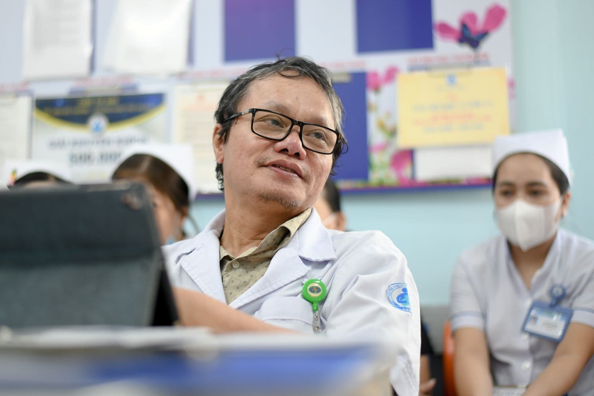 Bác sĩ Trương Hữu Khanh, chuyên gia về bệnh truyền nhiễm, đang tư vấn về dấu hiệu nhận biết bệnh tay chân miệng