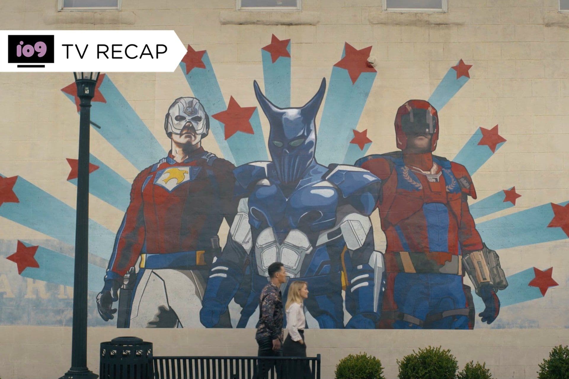 Bức tranh tường khắc họa Peacemaker và các siêu anh hùng khác, tượng trưng cho hành trình đa chiều và các phiên bản khác nhau của anh.