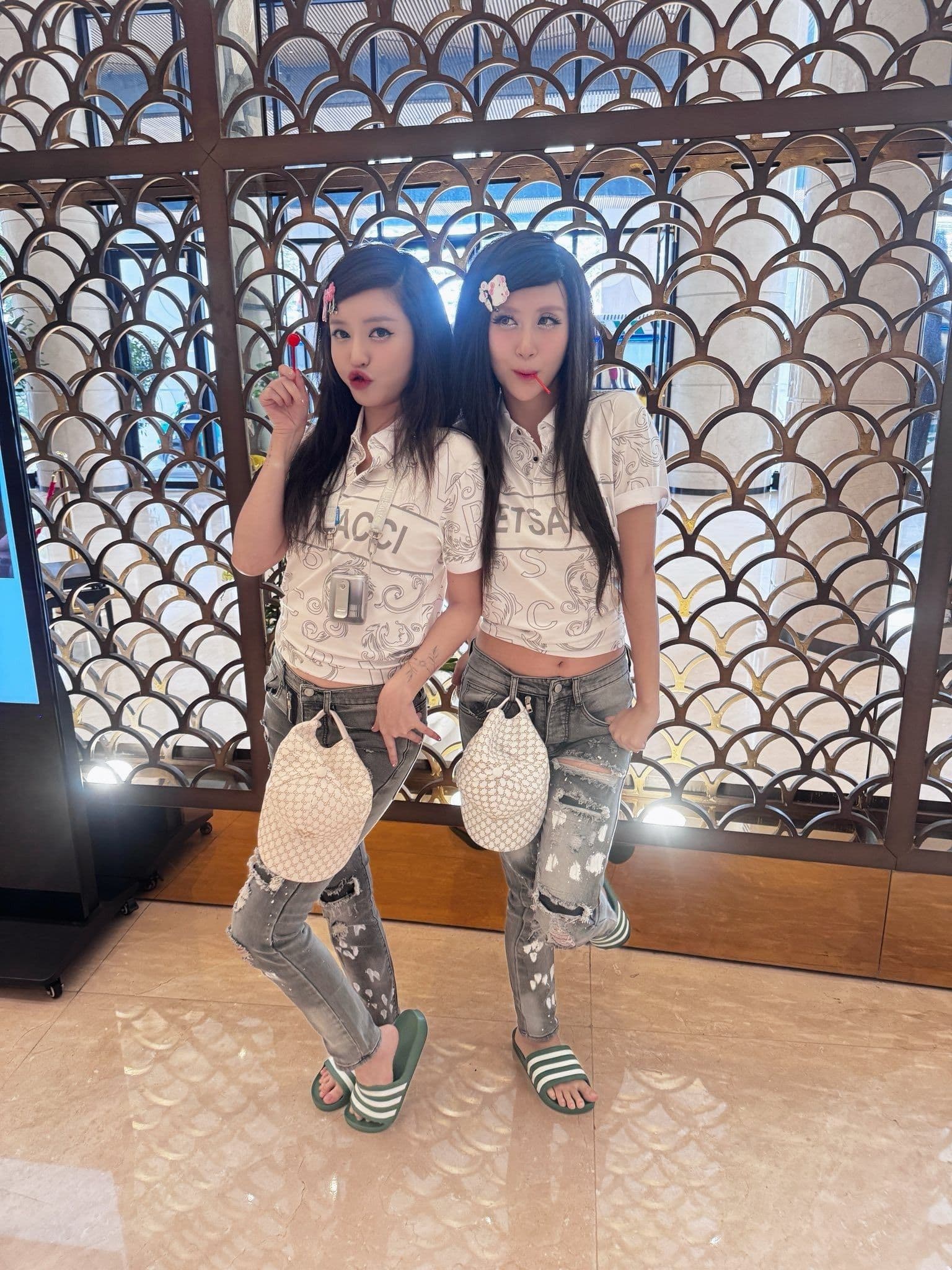 Bích Phương và Quỳnh Anh Shyn trong trang phục 'xì tin' thập niên 2000, quảng bá concert 'Em xinh say hi'.