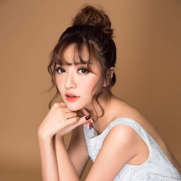 Bích Phương với phong cách thanh lịch, đại diện cho hình ảnh 'nữ hoàng ballad' trước màn hóa thân 'xì tin'.